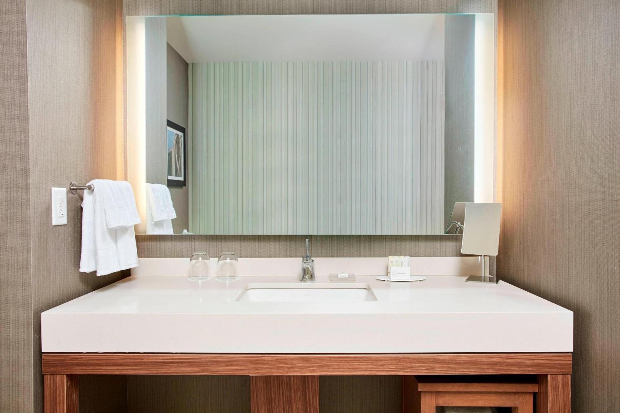 Courtyard By Marriott Bayfront 3*