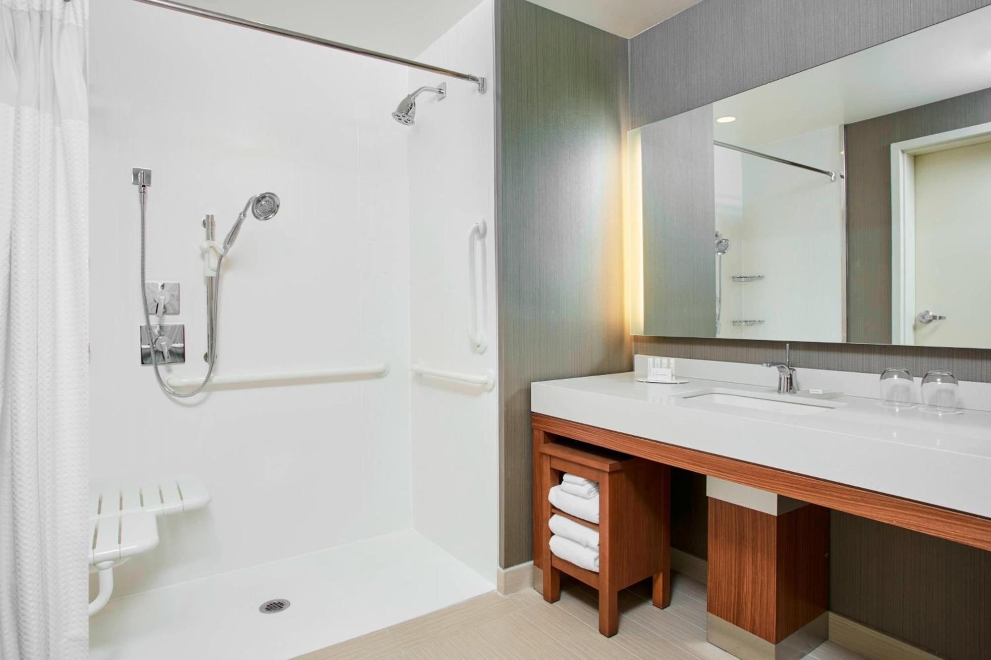 Courtyard By Marriott Bayfront Hotel 3*